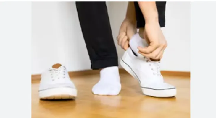 ¿Por qué muchos se quitan los zapatos sin desatar los cordones?