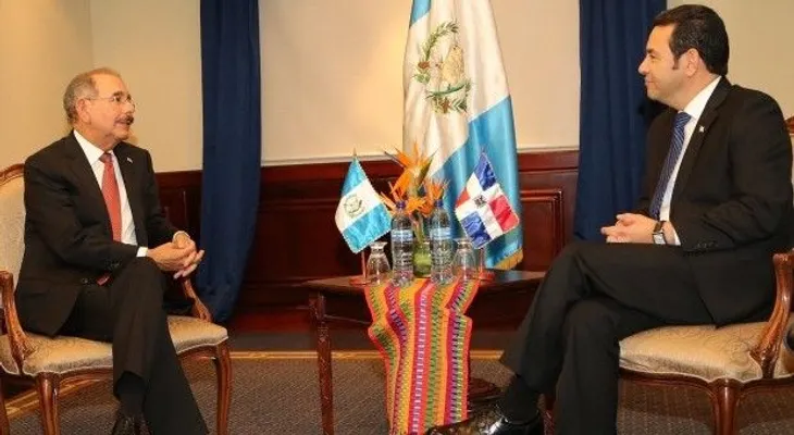 Danilo Medina y nuevo presidente de Guatemala se reúnen