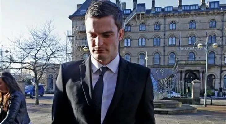 Enjuician a futbolista Adam Johnson por tener actividad sexual con niña de 15 años