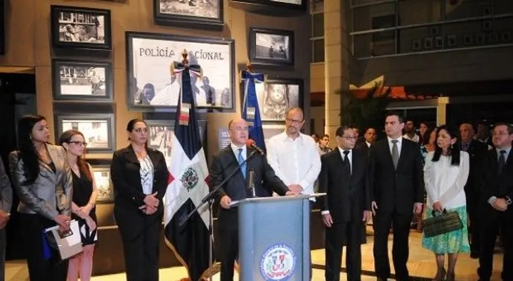 Inauguran exposición fotográfica "La Victoria: casa de Dios, donde predica el Diablo"