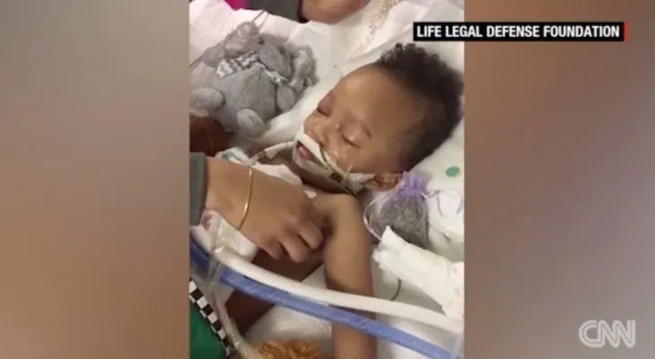 Le dan más tiempo a una familia para mantener conectado a su hijo a un respirador (VIDEO)