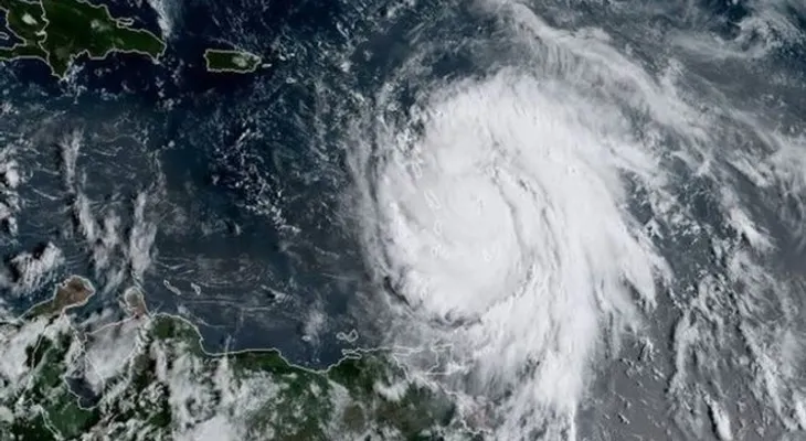 El poderoso huracán María ya es categoría 5, "potencialmente catastrófico; ataca a Dominica
