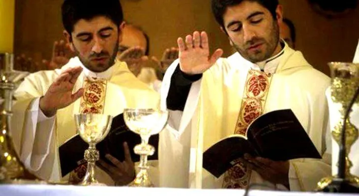 Gemelos chilenos se salvaron de morir en un aborto ahora son sacerdotes