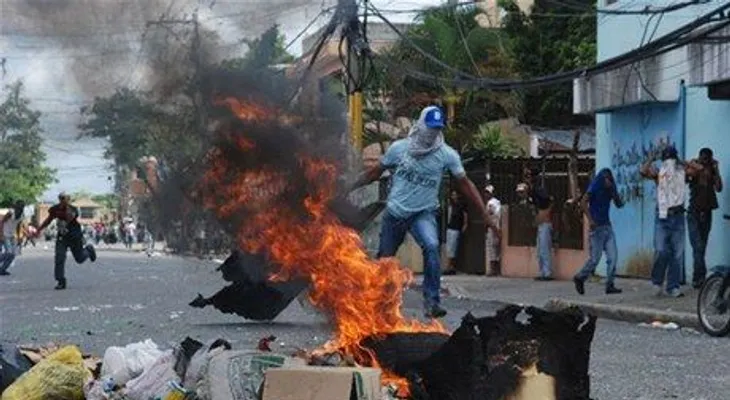 En Los Alcarrizos protestan por los apagones y falta de agua potable