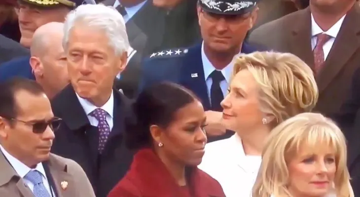 Bill Clinton y su "cuerno" con mirada a Melania o Ivanka Trump, que se viraliza (VIDEO)