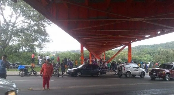 Hombre muere al lanzarse de un puente en Santiago