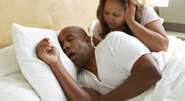 6 males que podrías tener si roncas demasiado