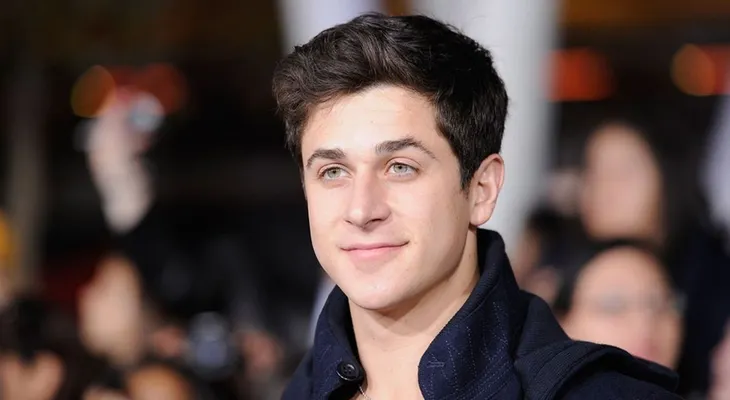 Arrestan actor de Disney, David Henrie, por posesión de arma en el aeropuerto de Los Ángeles