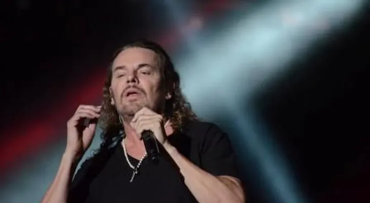 Video: vocalista de Maná se cae de tarima durante Festival Presidente