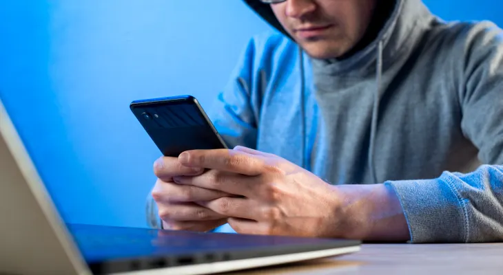 ¿Qué puede hacer un ciberdelincuente con mi número de teléfono?