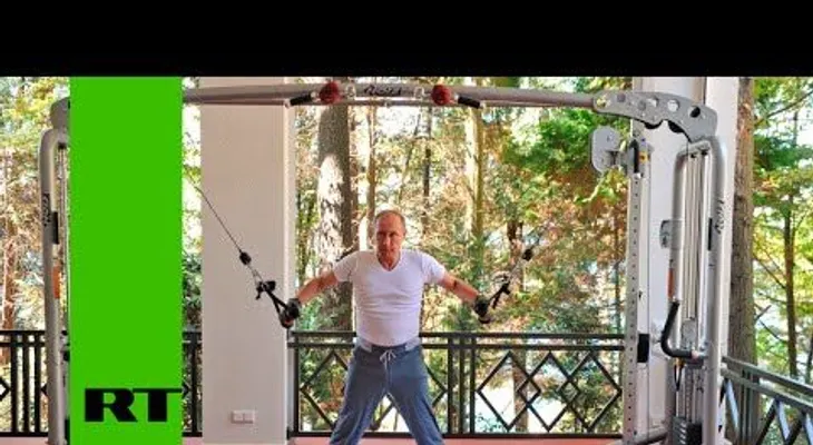 Entre las pesas y la parrilla: Putin y Medvédev se ejercitan en el gimnasio y comen asado (VIDEO)