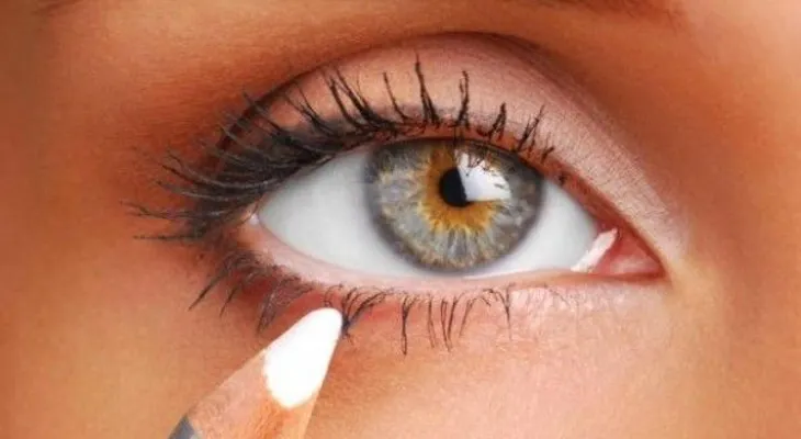 4 razones por las que el delineador blanco es el nuevo must de maquillaje