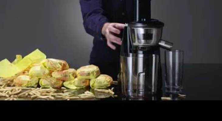 Lo que faltaba... ¿Qué pasa si metemos hamburguesas y papas fritas en un extractor de zumos?