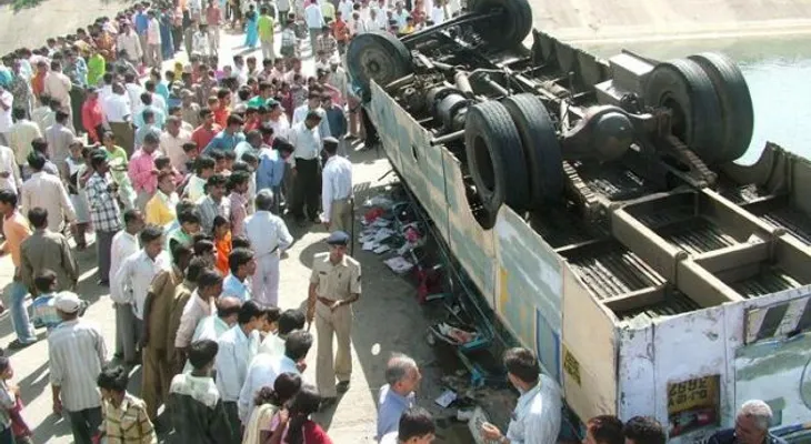 16 personas mueren en la India, tras caída autobús a barranco