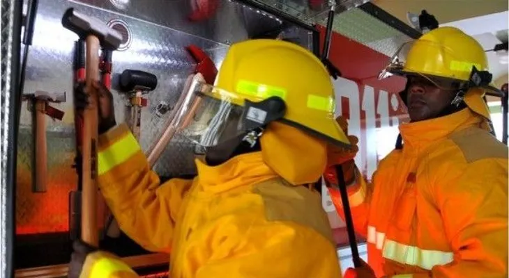 Personal del 911 rescata joven atrapado en ascensor de plaza comercial