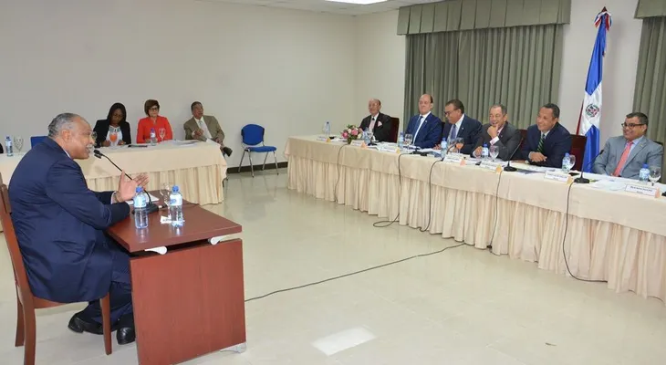Comisión del Senado evalúa 10 aspirantes a miembros JCE