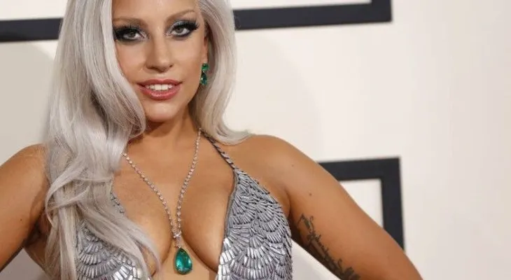 Lady Gaga dice que se siente "jodidamente vieja"