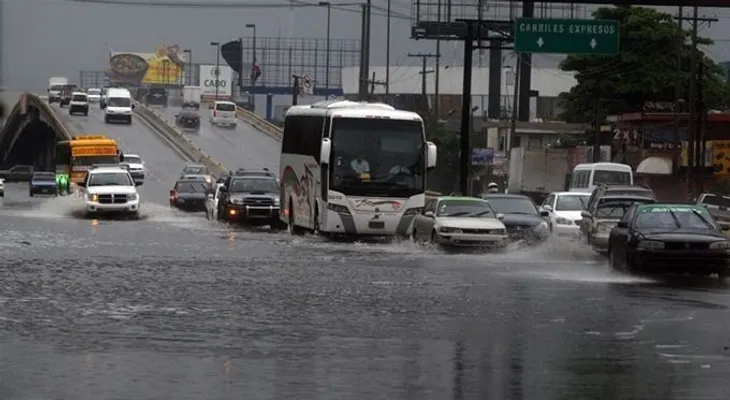 Un muerto: Se elevan a 8,141 los desplazados y son mil 133 las viviendas afectadas por "Chantal"