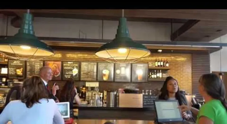 Una mujer increpa a gritos al gobernador de Florida (VIDEO)