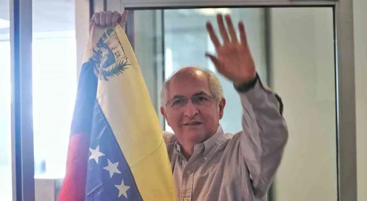 Liberan sin cargos a 7 arrestados por fuga de Ledezma