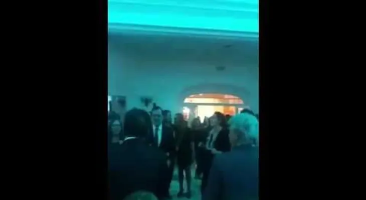 Rajoy muestra su lado artístico bailando a ritmo de Raphael