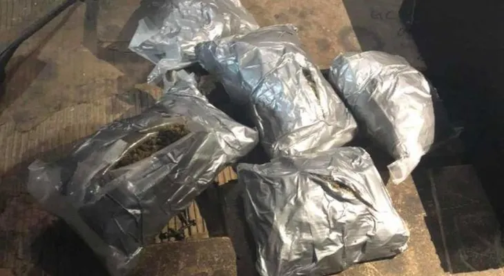 Aduanas incauta celulares usados y drogas en bocinas