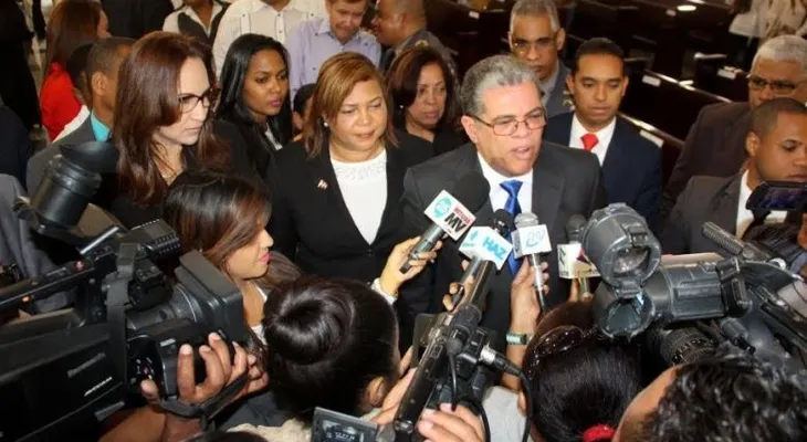 Ministro de Educación autoriza a directores de Santiago buscar vigilantes para seguridad de escuelas