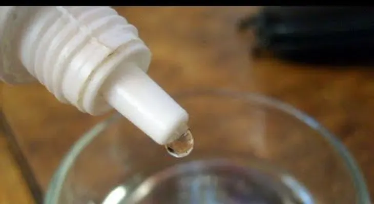 Una sola gota blanquea los dientes y mal aliento, hongos, dolor de garganta y espinillas
