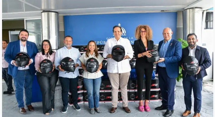 Motoristas reciben cascos en plan seguridad vial