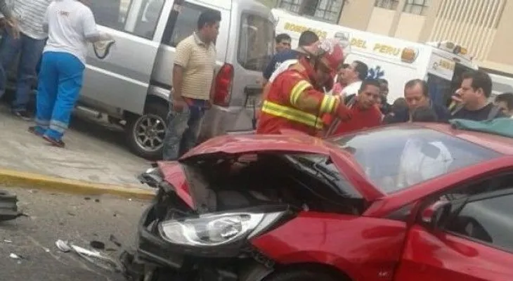 21 personas muertas, tras choque de vehículos en cadena 