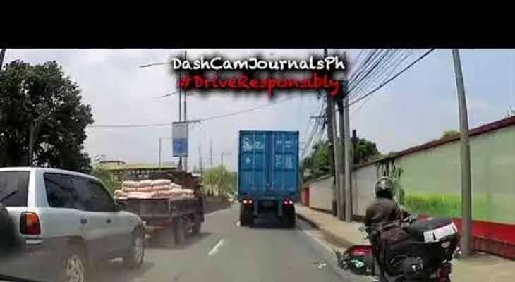 Un camión pasa por encima de la cabeza de un motociclista en Filipinas (FUERTE VIDEO)