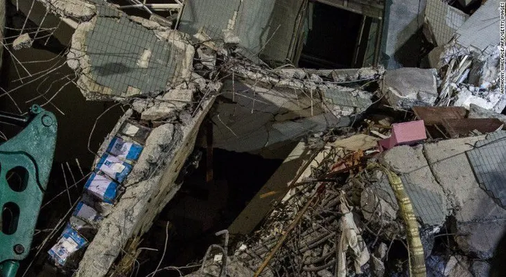 Terremoto en Taiwán: encuentran latas usadas dentro de los muros de rascacielos que colapsó