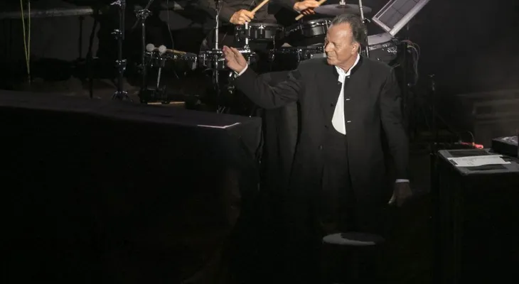 Julio Iglesias cancela su gira por España por situación del COVID-19