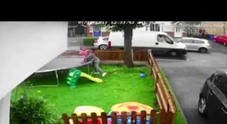 El aterrador momento que un hombre intenta engañar a tres niñas para que suban a su camioneta