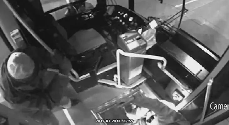 El abuelo que se convirtió el héroe para salvar una mujer y detuvo a un abusador a bastonazos