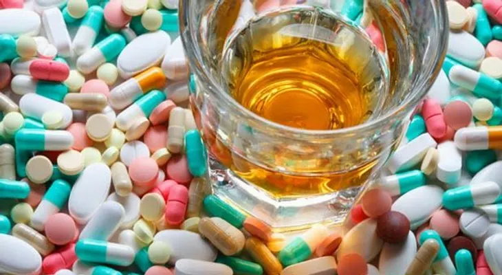 ¿Realmente no se debe mezclar alcohol y antibióticos?