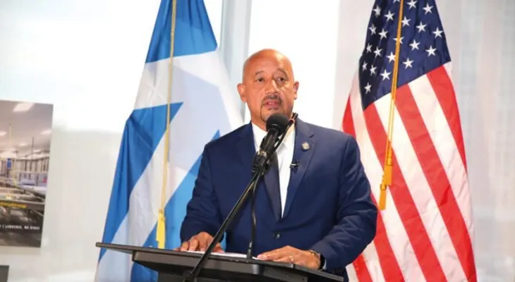 Alcalde dominicano de Lawrence seguirá en el cargo pese a acusación federal por fraude