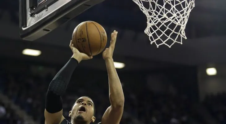 Magic rompe su racha ganando a los Kings 