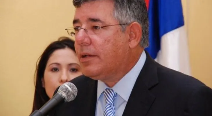 Yeni Berenice notifica querellas a Víctor Díaz Rúa, acusado de corrupción