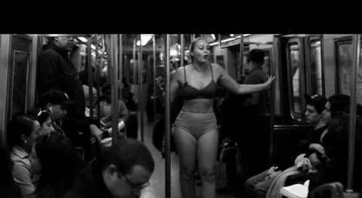Modelo se queda en brasier y panti en el metro de NY