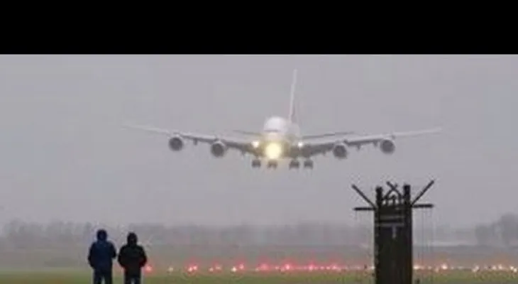 Espectacular aterrizaje del avión comercial más grande del mundo