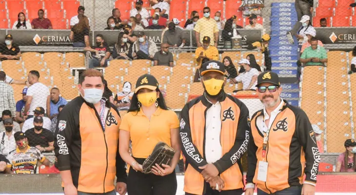Yeni Berenice lanza primera bola recibido por Wilson Camacho en el Estadio Cibao