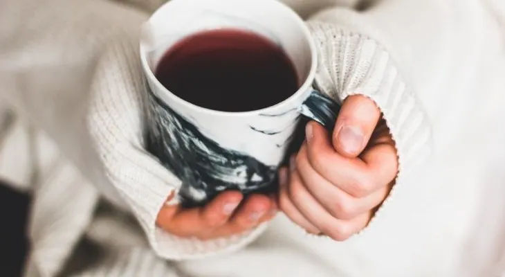 El té de cayena o flor de Jamaica impide que la grasa se te acumule en las caderas o abdomen