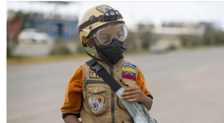 Niño venezolano salva a dos mascotas tras los terremotos