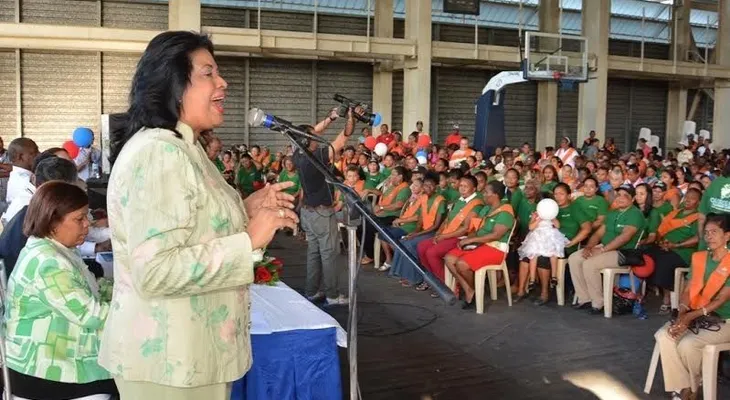 Cristina Lizardo encabeza graduación 2,051 alfabetizados en Los Alcarrizos