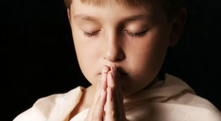 Los niños religiosos son más egoístas y severos, según estudio