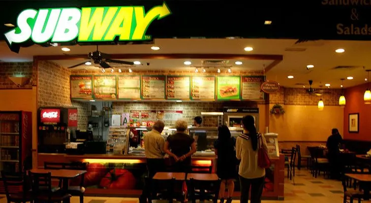 Por qué no deberías comer pollo: un empleado revela "secretos sucios" de la cadena Subway