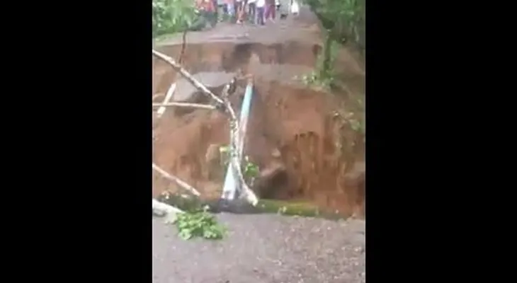 La naturaleza derrumba sin piedad un puente en Moca 