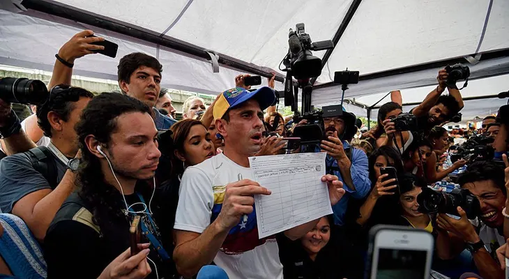Oposición venezolana entrega 1,850.000 firmas para activar el referéndum revocatorio