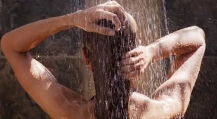 ¿El agua fría refresca cuando hace mucho calor?